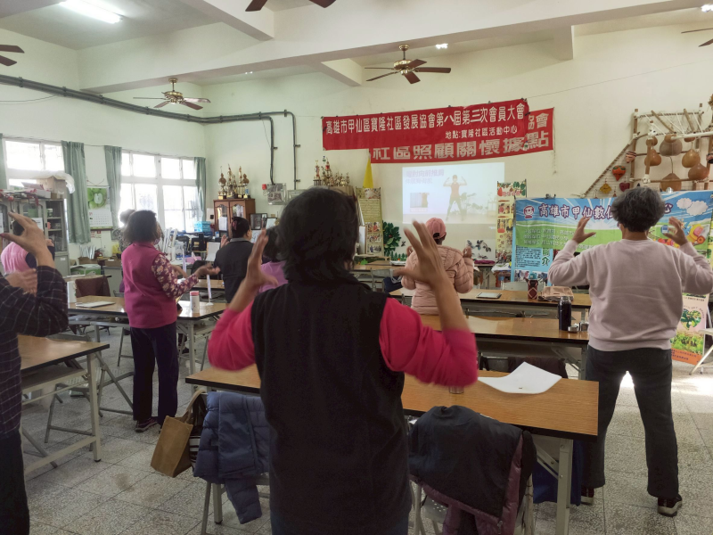 長輩們利用平板電腦搜尋健康操大家一起做運動