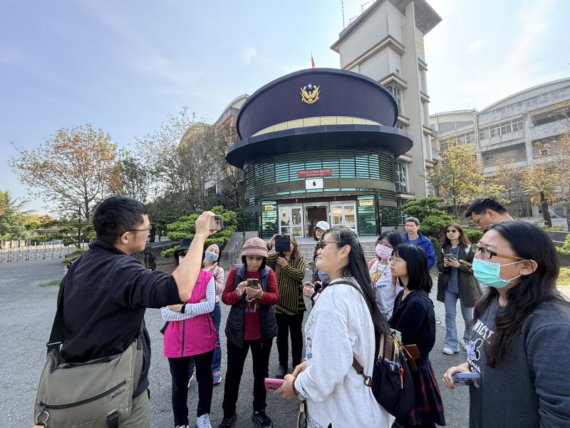 學員正在設定手機相機功能