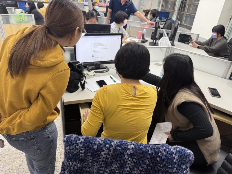 學員抓緊時間，與學員們互相討論。