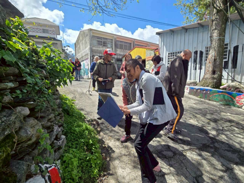 除了文化介紹外，本次課程也結合數位工具的應用。講師帶領學員拿著平板走到戶外，實際拍攝周邊能看到的植物，並示範如何使用植物辨識APP進行辨識。