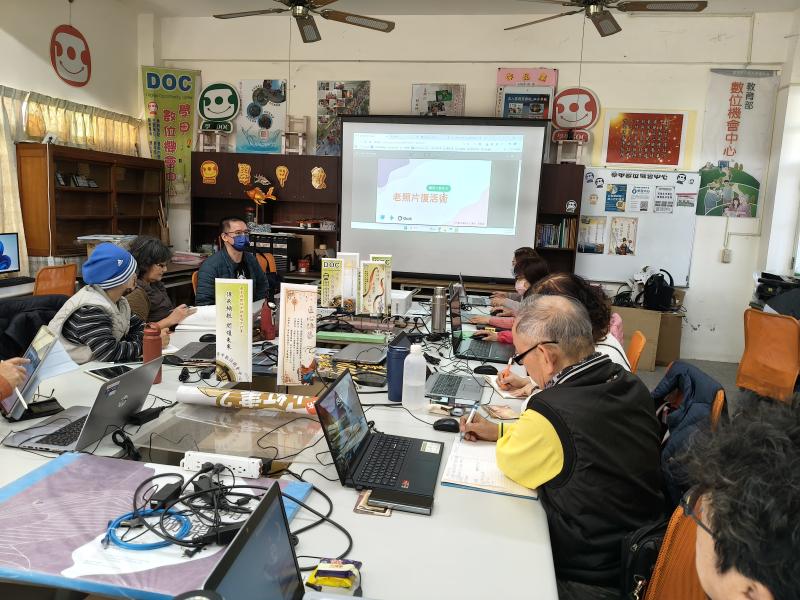 老師先帶領學員把家中的老照片以手機轉拍保存，讓珍貴影像先數位化，避免紙本老化或損壞，也方便後續進行修復與整理。
