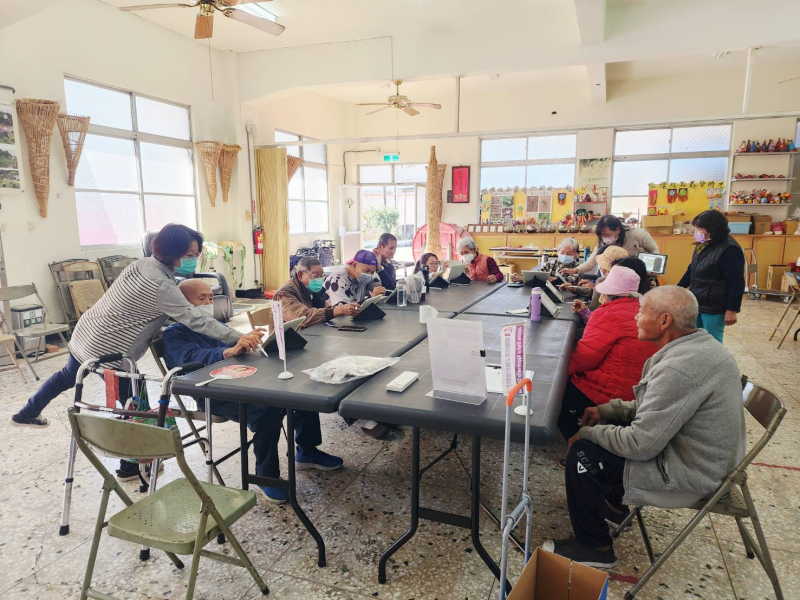 讓學員們練習用平板搜尋交通及健康資訊