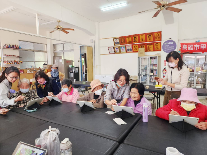 學會以平板或智慧型手機交通查詢與健康資訊搜尋