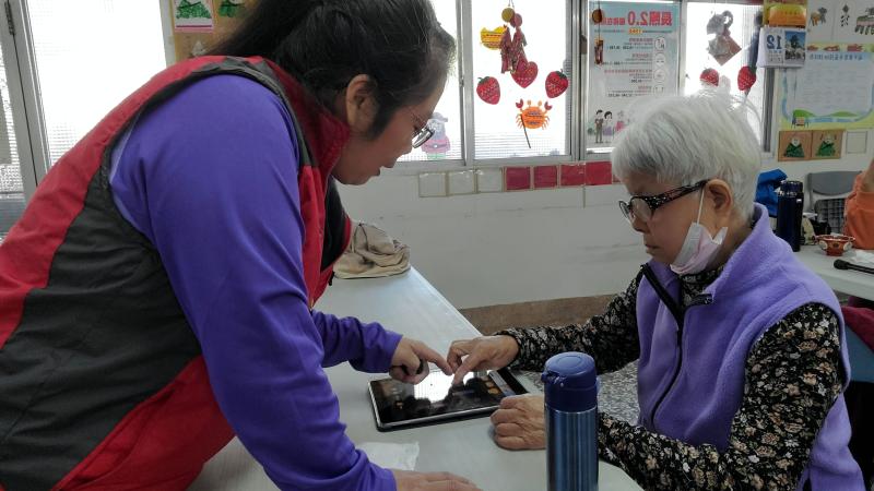 課堂中提供耐心指導，鼓勵提問，讓長者感受到學習的溫暖氛圍。