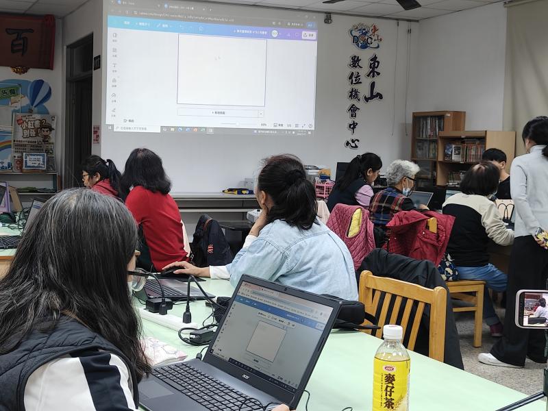 上手CANVA初步排版