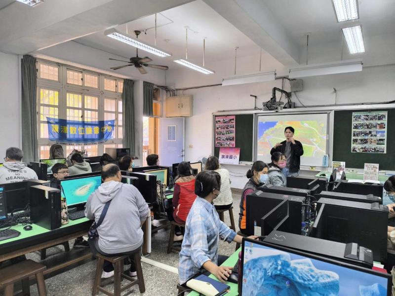 講師向學員們講解課程