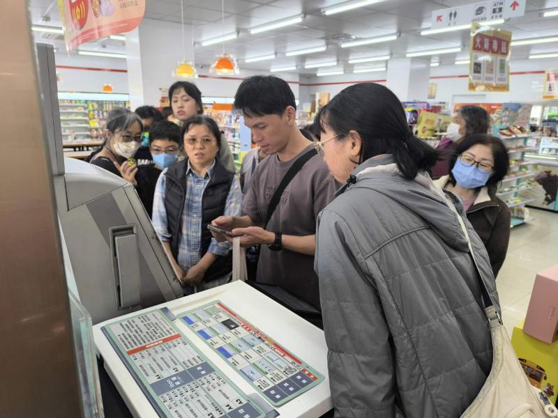 講師講解如何使用超商機台影印作品