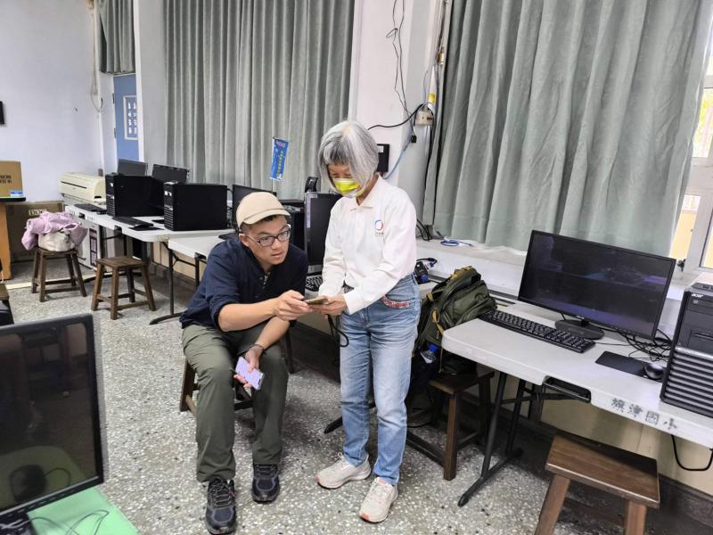 學員向講師提問，講師有耐心地講解並手把手教導