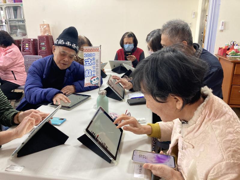 學員們專心謹慎地畫下第一筆