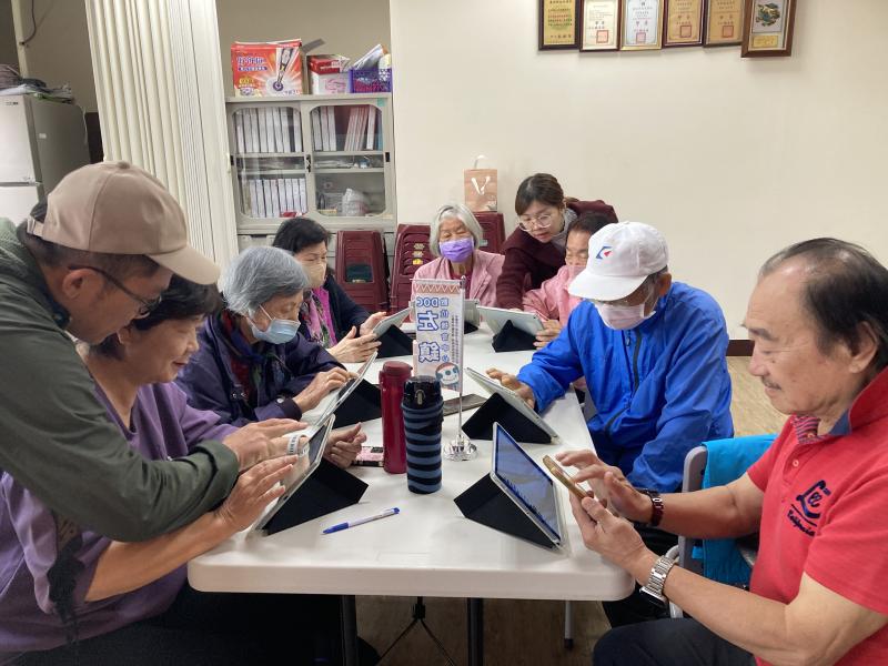 講師針對有問題的學員提供指導