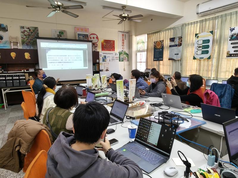 帶領學員從日常生活與情緒表達中找靈感，逐步構思角色風格與表情動作，建立貼圖的主題與特色。