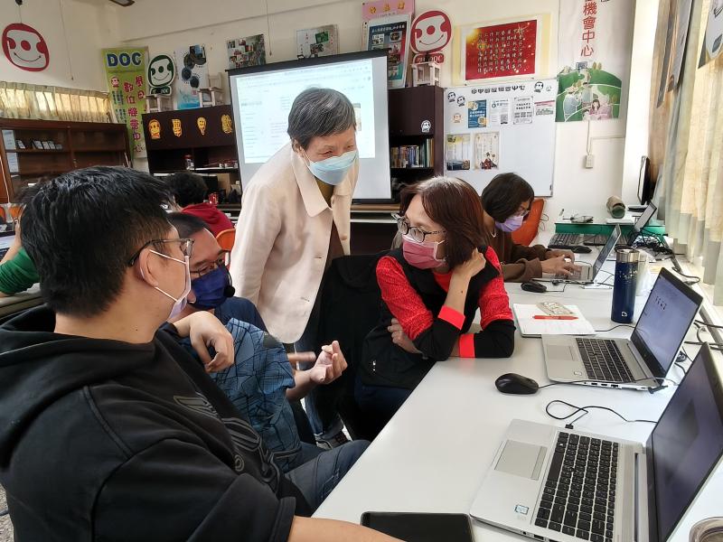 使用AI製作貼圖角色，逐步完成基礎圖像，並提醒畫面尺寸與構圖比例，讓作品符合貼圖製作需求。