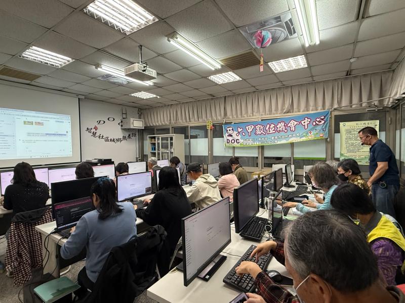 一開始老師會先教學如何用AI生成圖片並說明文字指令的內容