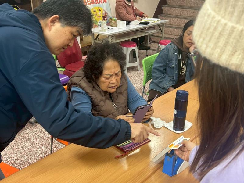 老師也很有耐心，一步一步慢慢教，還會走到我們身邊，一對一協助教學