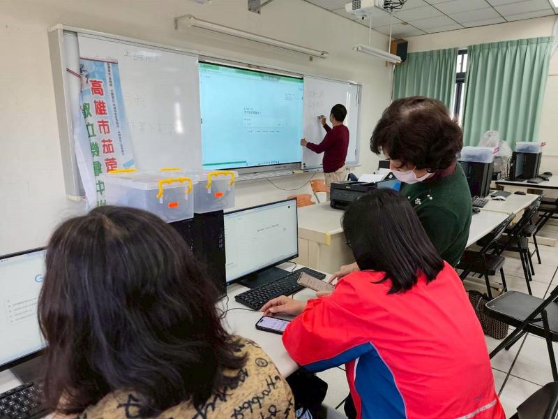 學員練習AI生成故事大綱與腳本時,互相交流分享