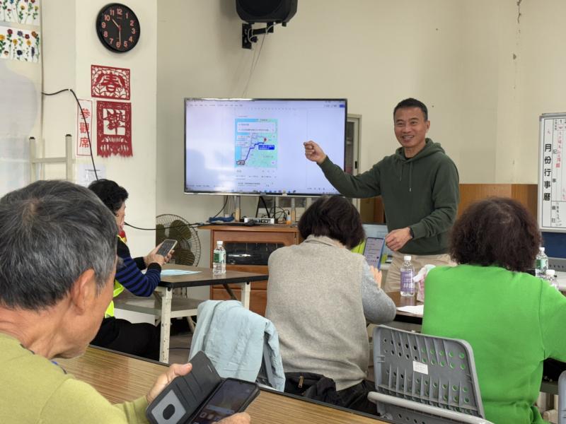 講師教導社區學員，如何下載與操作APP程式的應用