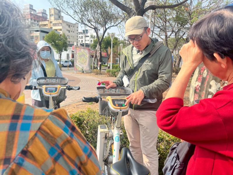 認識不同的支付方式，課程也帶著學員實際操作，例:在快餐店點餐或者是應用在騎微笑單車，從開啟付款畫面、確認交易成功。
