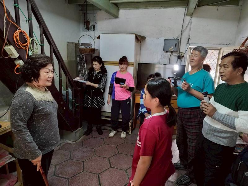 實際操作老師依學員分配的角色各別指導教學