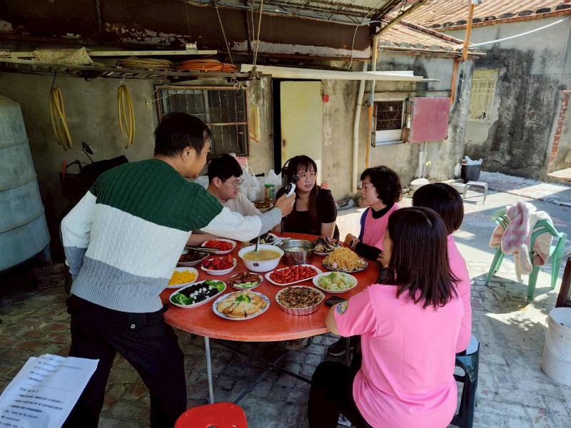 講師指導學員拍攝技巧,同時提升學員對失智症基礎認識與健康促進知識