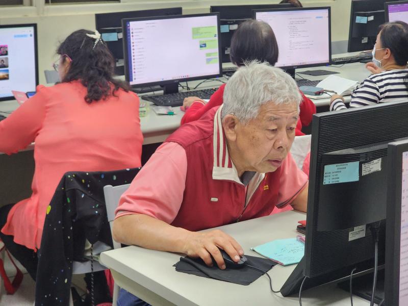 學員認真的練習操作