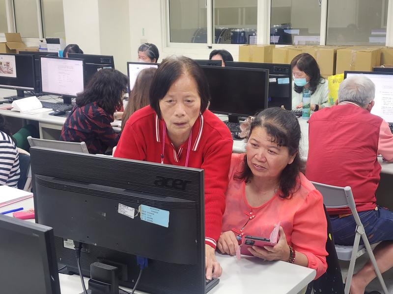 學員主動的協助還不會的其他學員