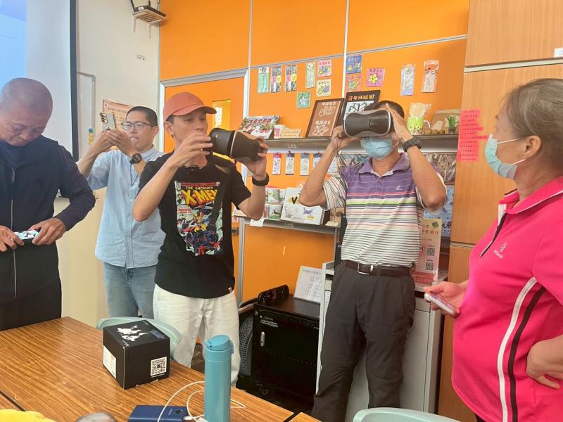 戴上 VR 眼鏡 的那一刻!大家紛紛發出驚嘆:「哇!這太不可思議了!」