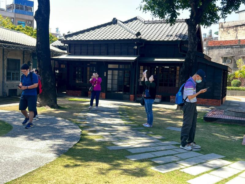 學員在頂林仔邊舊派出所,學習720環景拍攝。