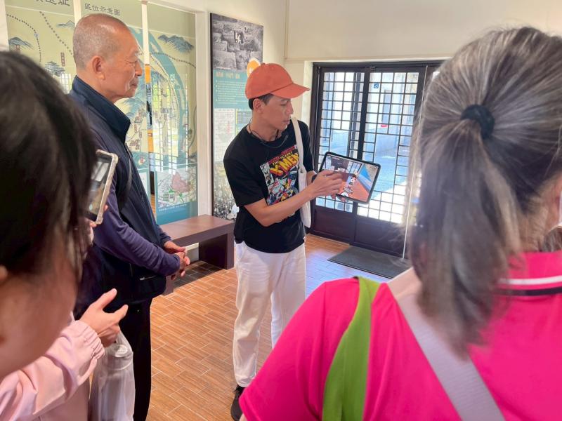 「導覽模式」的開發與實際操作,讓辛苦的導覽志工未來在介紹林園時,能隨手一滑就秀出互動資訊。