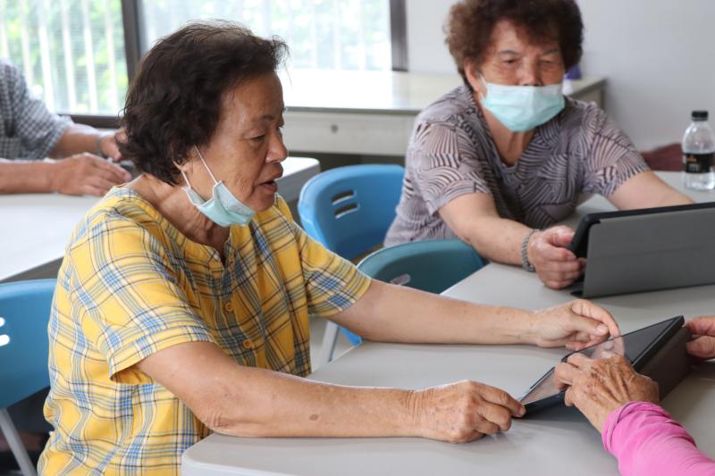 學員學習使用平板查詢驗證真偽