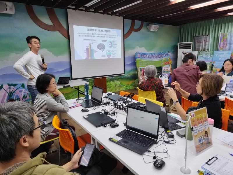 講師不吝嗇地將AI百寶袋跟學員分享。