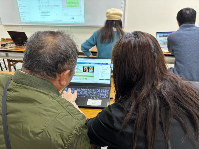 老師手把手指導一位古道生態的講師學員作網頁設計，螢幕上顯示關於地方古道或文化景點的介紹。