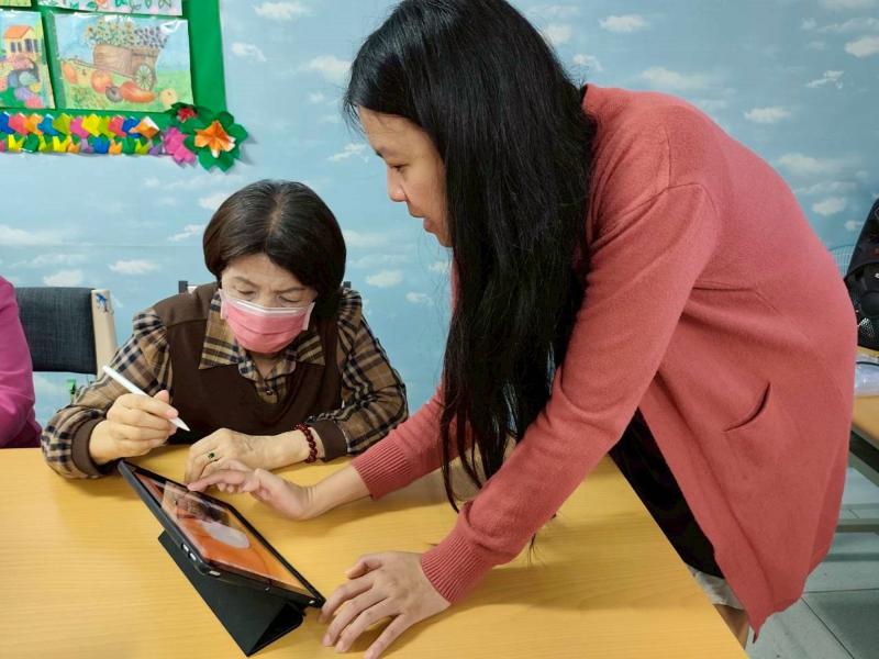 在老師耐心示範與指導,學員逐漸熟悉基本操作