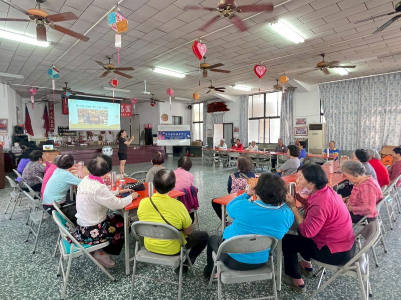 長輩們聚精會神聆聽,學習在數位時代裡保持警覺,做個不被輕易騙倒的聰明「老江湖」!