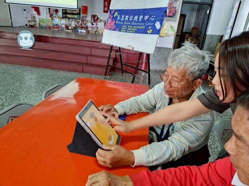 講師引導長輩用手指觸控螢幕來玩遊戲,透過這種「寓教於樂」的方式，長輩們在笑聲中卸下了對科技的防備心理，發現原來操作平板也能這麼好玩！