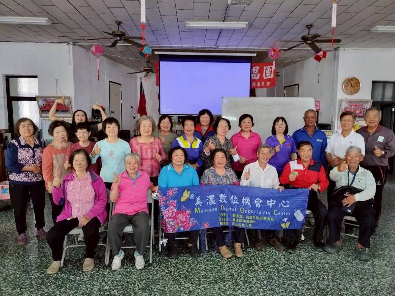 快樂結業式!長輩開心參與課程,臉上都掛著滿滿的成就感與燦爛笑容!