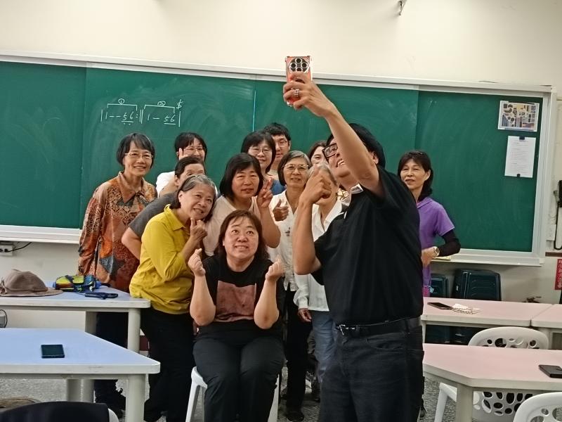 老師講解和示範用手機拍合照