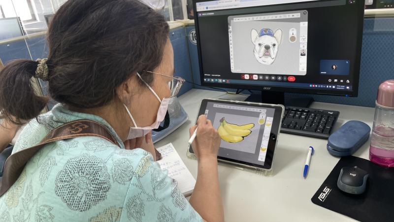 學員們凝視專注，一筆一劃跟隨老師，用心感受AI繪畫的魅力，創造屬於自己的圖。