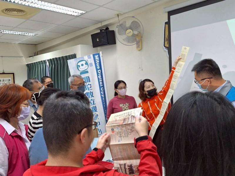 講師分享特色數位創作出的文宣，激發學員數位導覽創作。