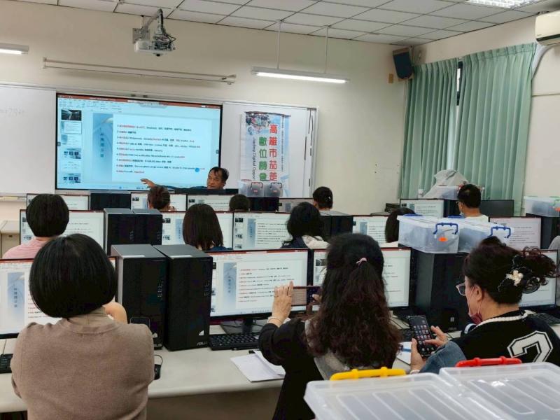 透過簡單易懂的操作示範與實際體驗，讓學員快速進入AI世界。