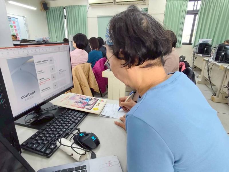 長輩上課還認真作筆記，真的超感動的!