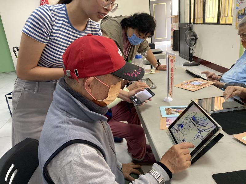 學生使用平板繪圖