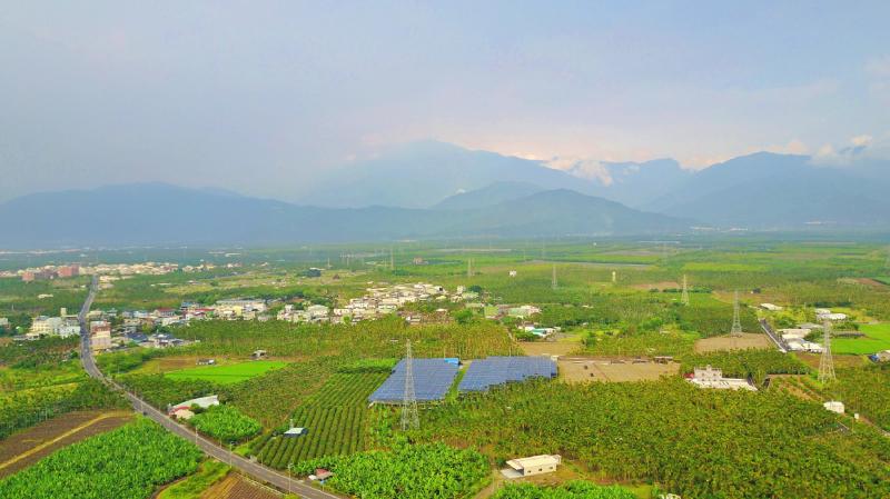 從潮州往東空拍,可以看到壯麗的北大武山。它是中央山脈南端最後一座超過3,000公尺的高山,也是台灣五嶽之一。