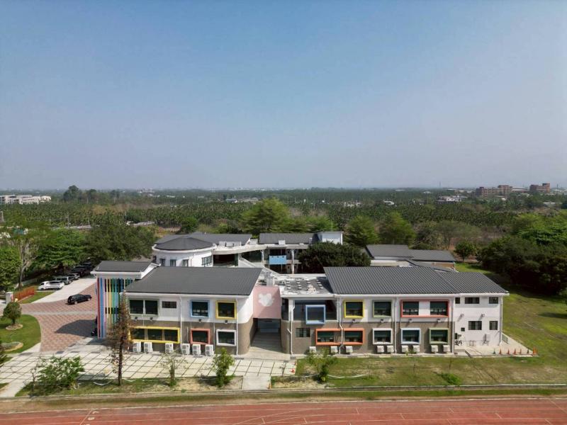 「學員空拍練習:鳥瞰87年歷史的四林國小! 剛落成的兩層樓新校舍,將大武山與森林地景融入設計。23間教室的走廊化身為大樹枝幹,完美呼應在地的綠色隧道。讓孩子在『四節皆景,綠意四林』的美景中學習與成長!」