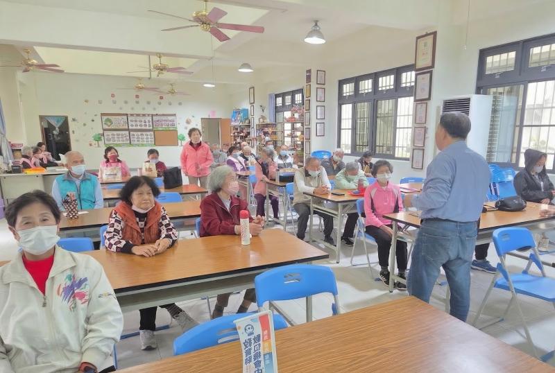 學員坐在位子上，專注聽著講師說明如何把學到的資訊分享給鄰居，氣氛溫馨。