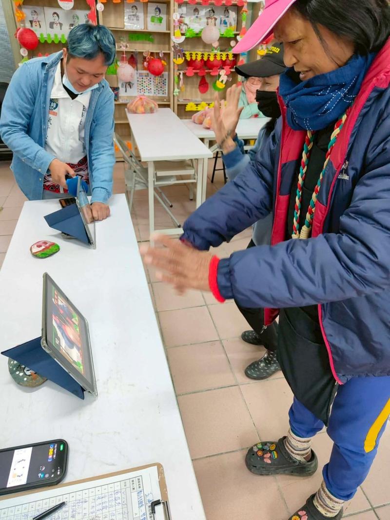 透過平板來操作運動App，以分組的方式使長者進行運動高分挑戰賽，體驗並學習平板基礎操作。