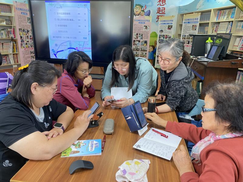 講師的耐心引導是大家跨越數位門檻的最大動力