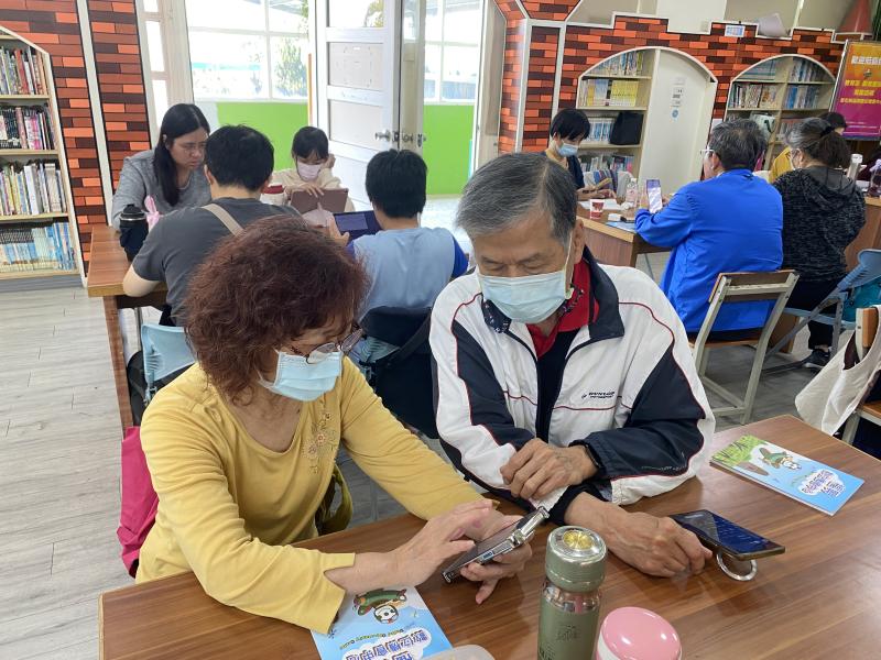 遇到操作難題時，隔壁學員的熱心指點是學習最溫暖的動力