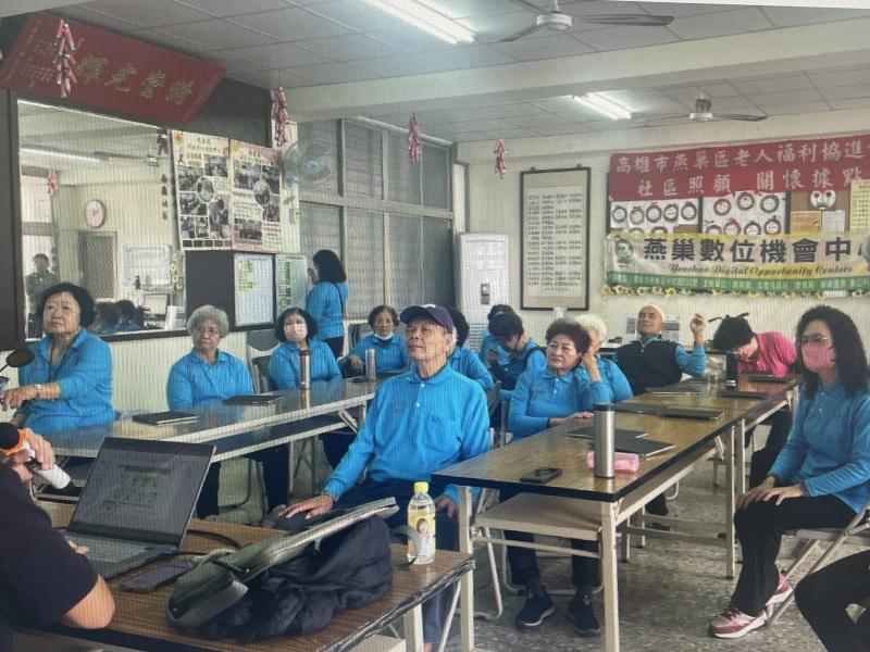 長輩們專心致志，玩平板遊戲、做韻律操，全場熱鬧非凡，數位學習真有趣！