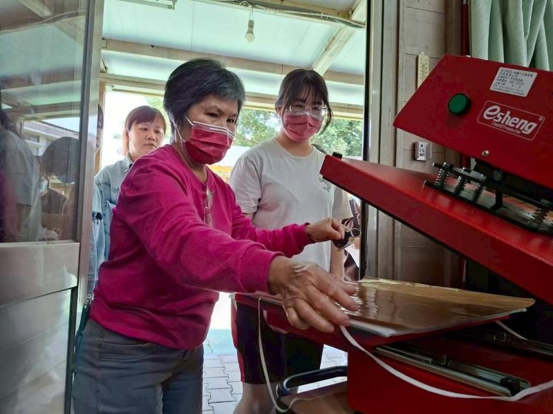 親手操作機器，感受製作過程