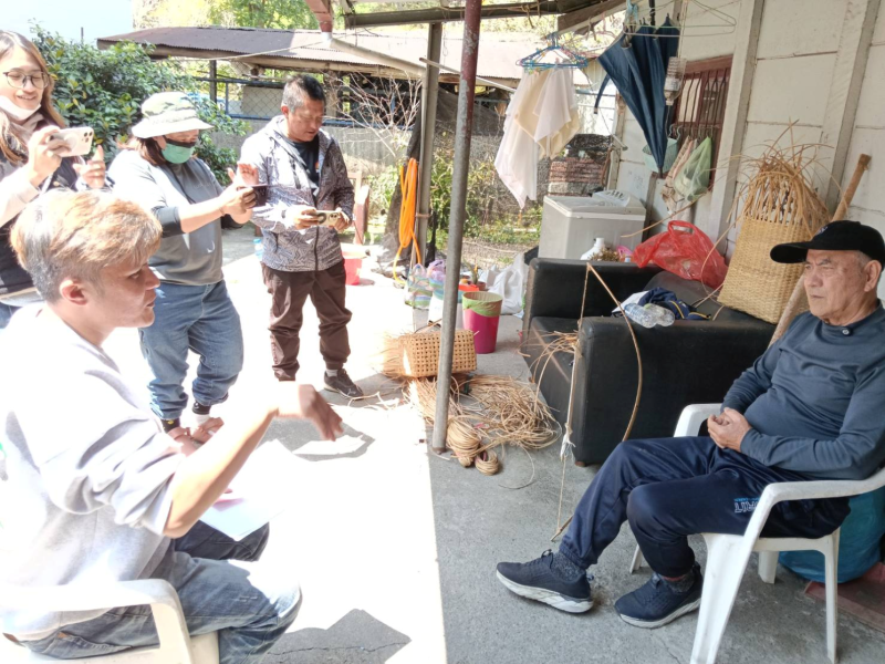 在實務操作上,課程走入眉溪部落進行田野調查,並邀請賽德克族傳統工藝保存者清川老師,分享 wahu(弓織技藝)的文化內涵與製作過程。